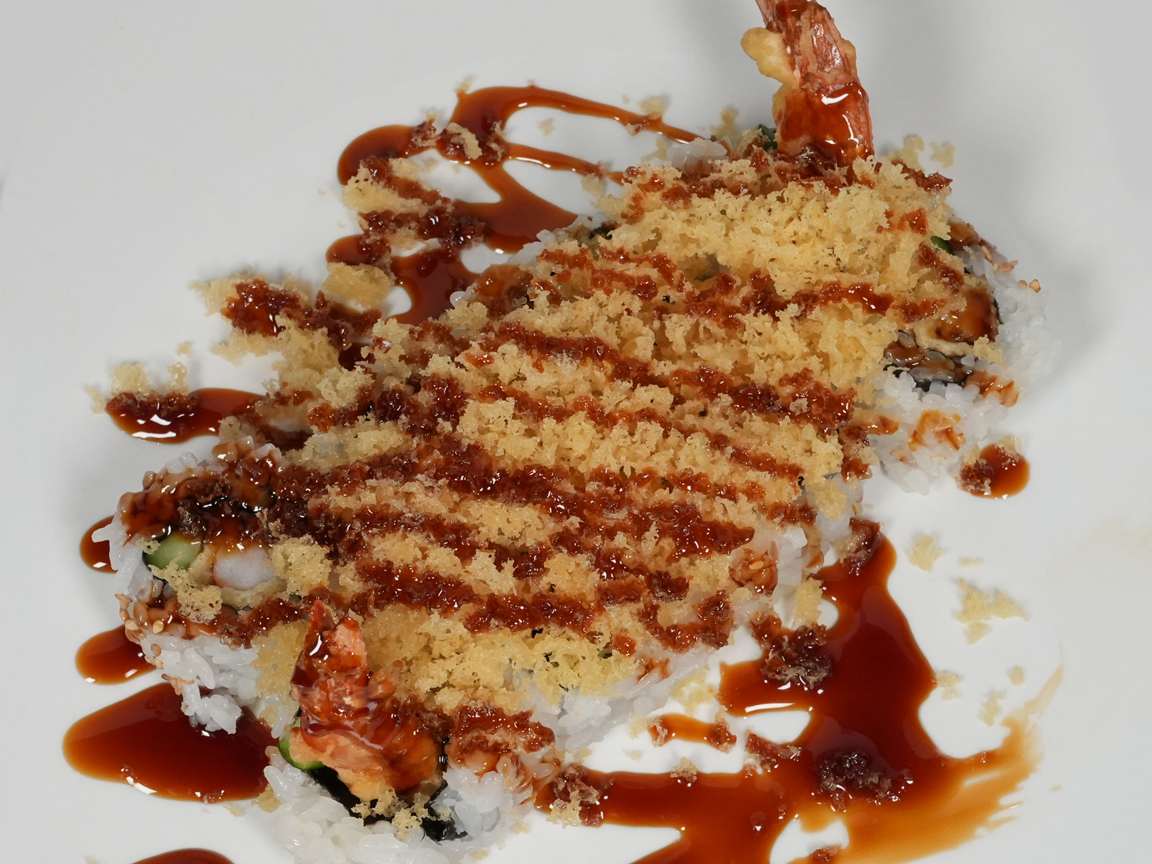 Crunchy sushi roll with tempura flakes at Torrance Yokocho
